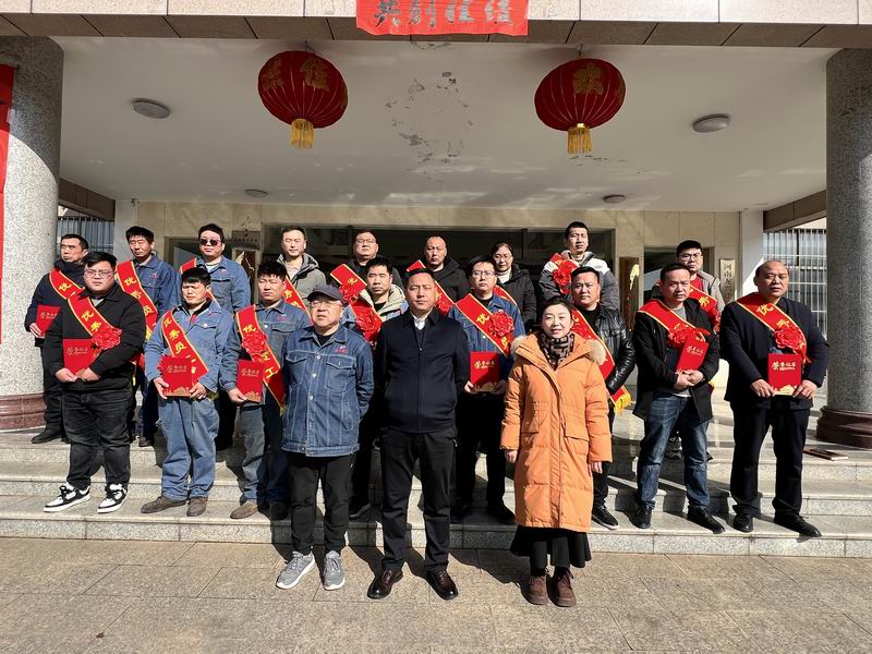 1738635741418596.jpg 部分优秀员工合照.jpg